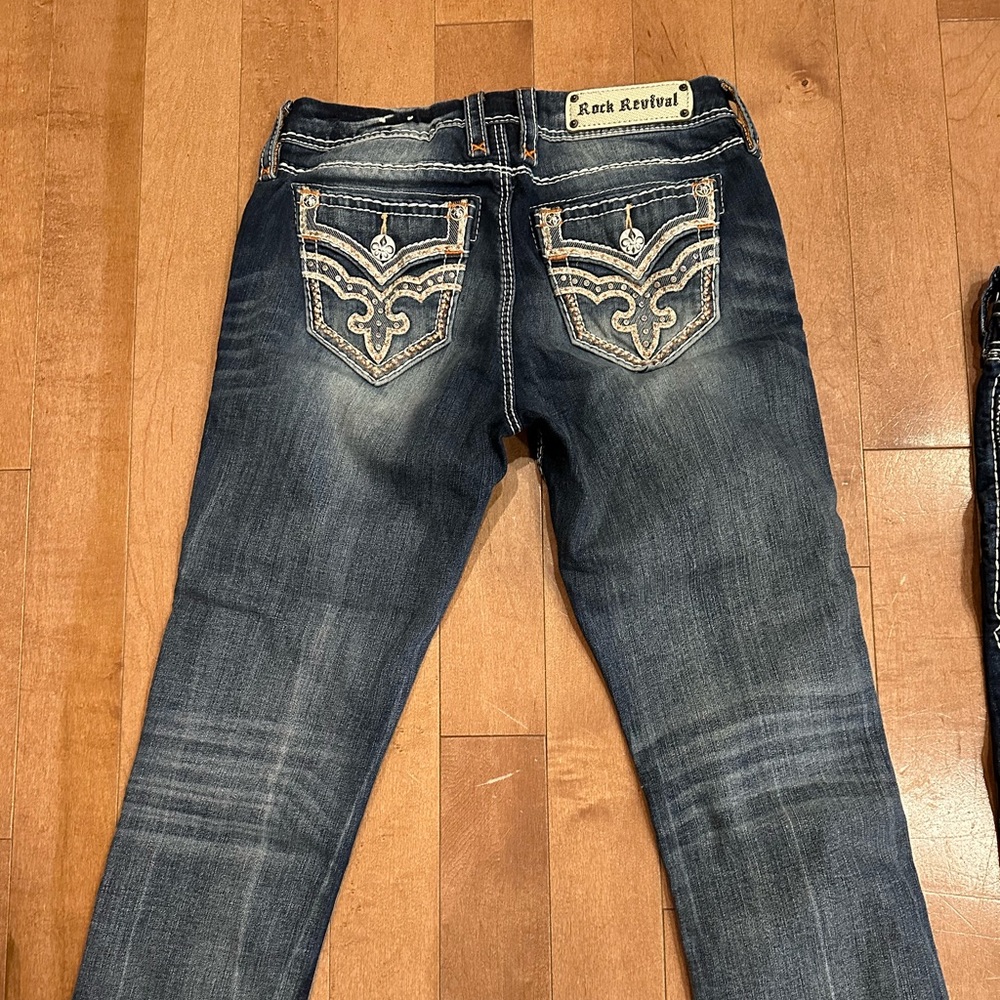 **Great Condition** ROCK REVIVAL Delara Curvy Crop mid rise size 27